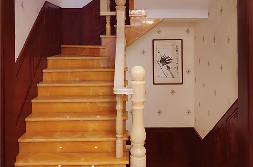 蔚县中式别墅室内汉白玉石楼梯的定制安装装饰效果